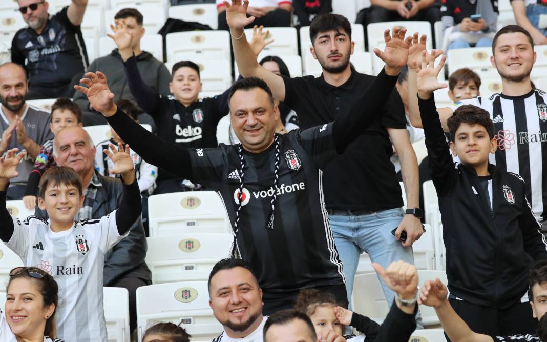 Beşiktaş Başakşehir maçı tribünlerinden muazzam kareler 46